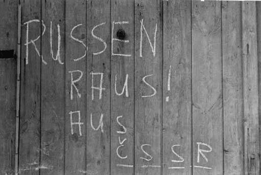 Mit Kreide auf Holz geschriebene Parole "RUSSEN RAUS! AUS ČSSR".