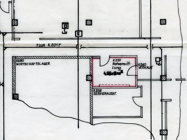Skizze eines Lageplanes, in der Mitte ist rotumrandet der Raum "Notvermittlung" zu sehen.