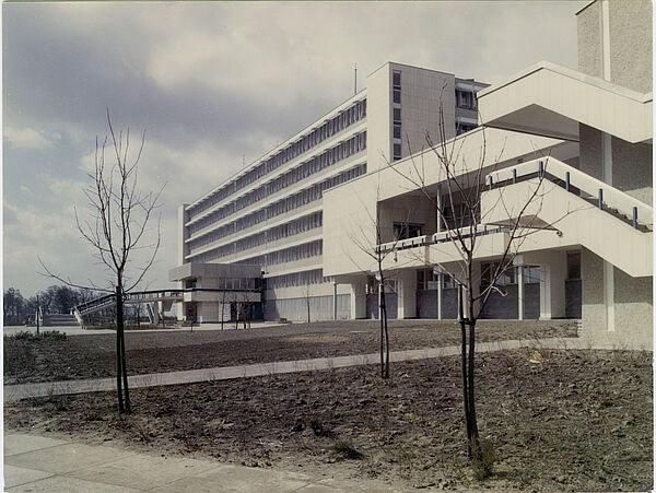 Blick auf das gerade fertiggestellte Hauptgebäude des Stasi-Krankenhauses Berlin-Buch.