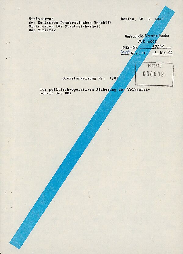Textdokument mit Aufschrift "Dienstanweisung Nr. 1/82" und blauem aufgedrucktem Streifen von links unten nach rechts oben.