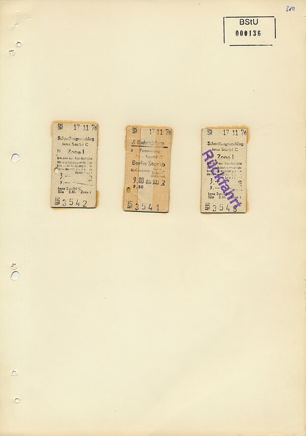 Ein Blatt, auf dem drei Fahrkarten nebeneeinander aufgeklebt sind. Auf der rechten steht in lila Schrift "Rückfahrt".