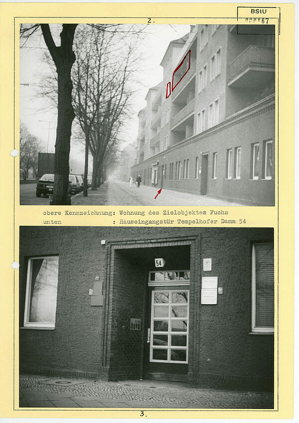 Zwei auf einem Blatt Papier aufgeklebte Schwarz-Weiß-Fotos. Auf dem oberen ist eine Häuserzeile zu sehen. Ein Balkon sowie ein Fenster im dritten Stock sind mit rotem Stift umrandet. Auf dem Gehweg ist ein roter Pfeil eingezeichnet, der auf eine Tür zeigt. Das untere Fotozeigt die Tür in Nahaufnahme.