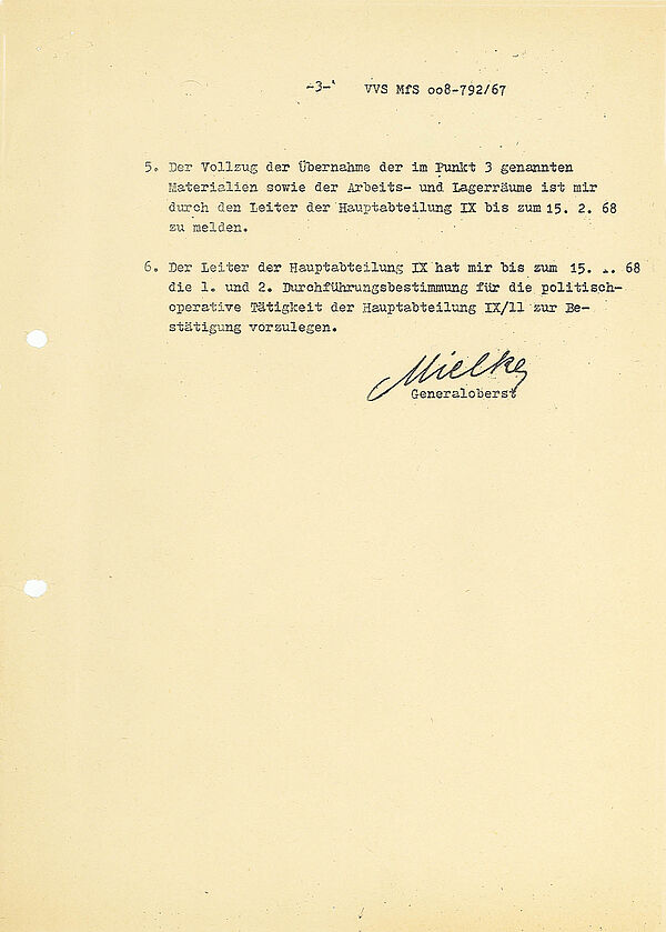 Der Befehl formuliert den Auftrag der HA IX/11 und erklärt, welche Unterlagen die Stasi-Archivabteilung XII an das NS-Archiv abzugeben hat. Seite 2