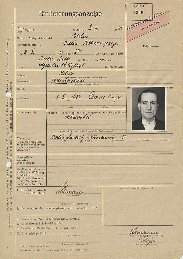 Neben spärlichen Angaben zu Krügers Festnahme enthält das Dokument auch ein Passfoto des Festgenommenen.