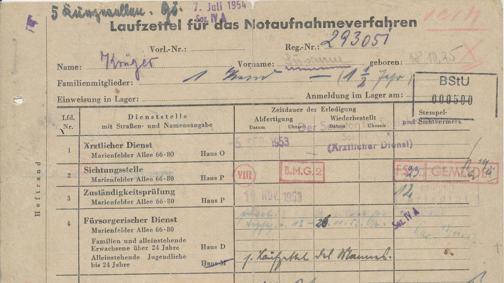 Der Zettel ist mit Eintragungen, Stempeln und Unterschriften der zahlreichen Stellen übersäht, die Flüchtende im Notaufnahmelager Berlin-Marienfelde zu besuchen hatten.