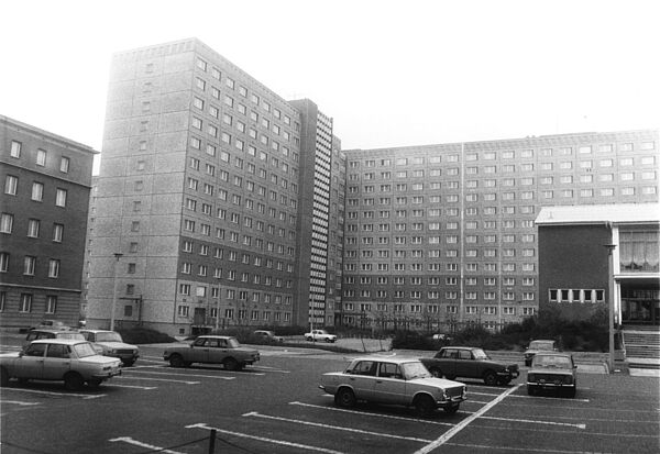 Blick über den zentralen Hof der Stasi-Zentrale, wo Autos geparkt sind, auf das in den 1970er-Jahren in Plattenbauweise errichtete "Haus 15" der Stasi-Zentrale. Am linken Bildrand ist "Haus 7" zu erkennen, am rechten "Haus 22".