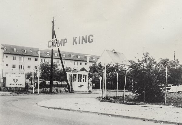 Blick auf die Eingangspforte einer Kaserne der US-Armee in Deutschland. Über der Pforte ist der Schriftzug "Camp King" zu sehen.