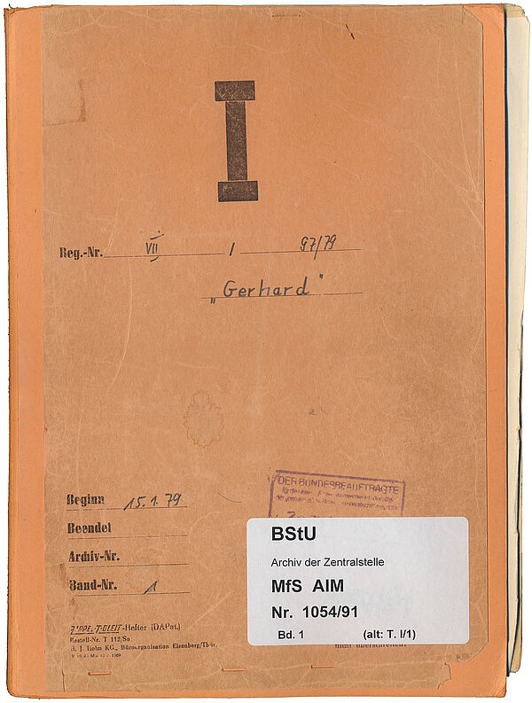 Das Deckblatt ist orangefarben und enthält Angaben zum Vorgang des IM Gerhard. Außerdem ist ein Signatur-Aufkleber des Stasi-Unterlagen-Archivs daraufgeklebt.