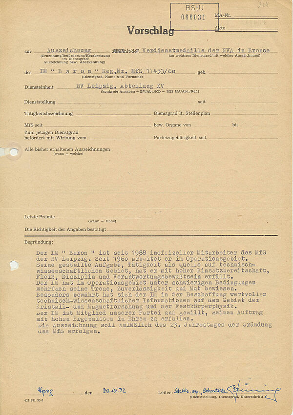 Ein Formblatt mit Angaben zum Werdegang des IM und den aus Sicht der Stasi zu belobigenden Spionage-"Leistungen" des IM, insbesondere Beschaffung von Unterlagen zur Materialforschung.