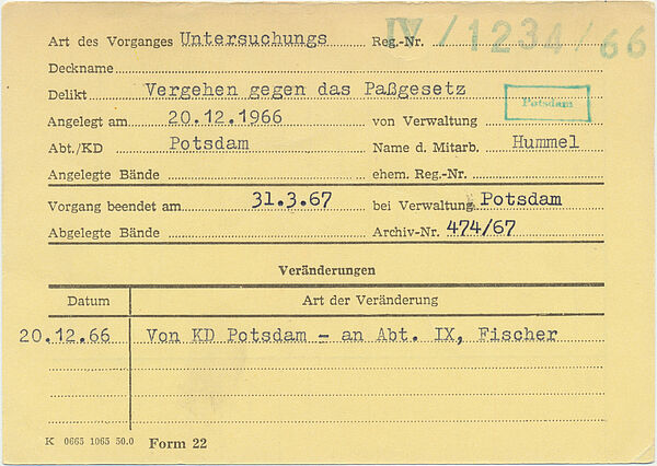 Stasi-Karteikarte in DIN A6, blass gelbfarben.