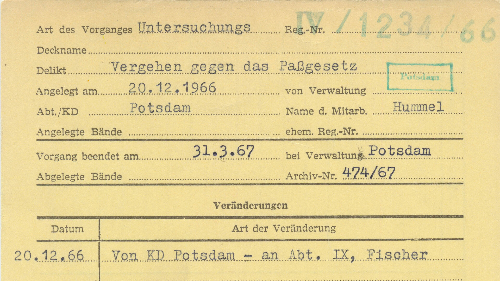 Stasi-Karteikarte in DIN A6, blass gelbfarben.