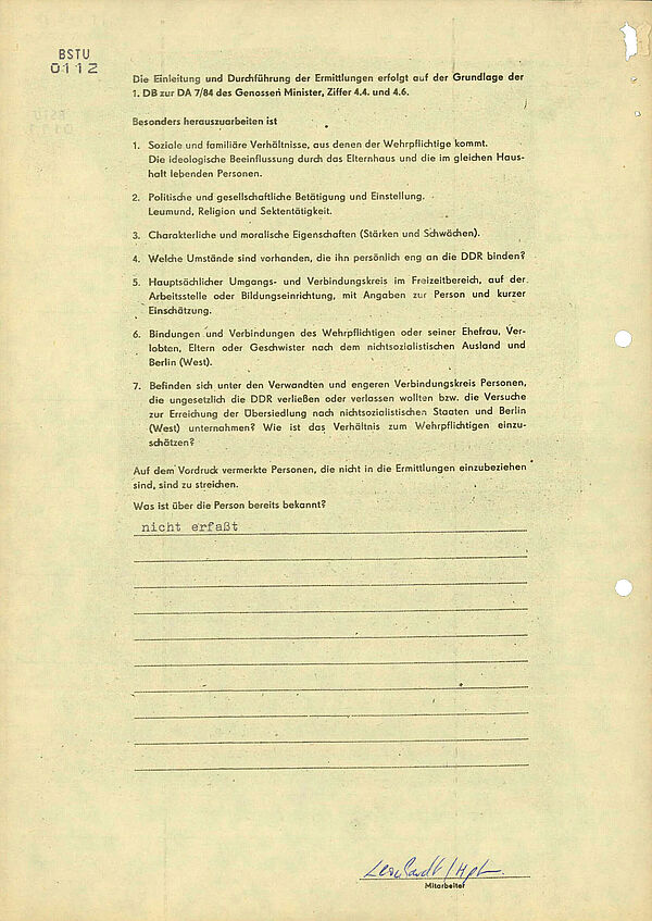 Das Formular enthält Daten des Wehrpflichtigen und seiner Familie und ob die Person in den Karteien der Stasi erfassst ist. Seite 2