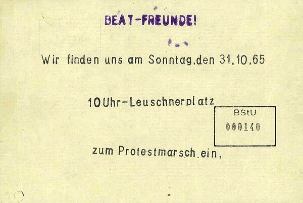 Zettel mit der Aufschrift "Beat-Freunde! Wir finden uns am Sonntag, den 31.10.65 10 Uhr-Leuschnerplatz zum Protestmarsch ein".