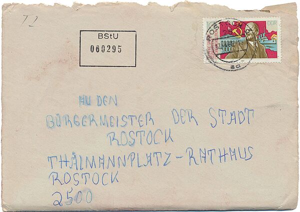 Frankierter Briefumschlag, addressiert an den Bürgermeister der Stadt Rostock.