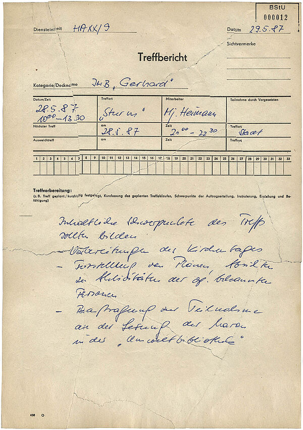 Treffbericht auf einem dafür vorgesehenen Stasi-Formular. Er enthält Handschriftliche Notizen zu Ort und Uhrzeit des Treffs sowie Anwesiungen an den IM. Der Bericht wurde per Hand in mehrere Teile zerissen und später mithilfe von Klebeband wieder zusammengefügt