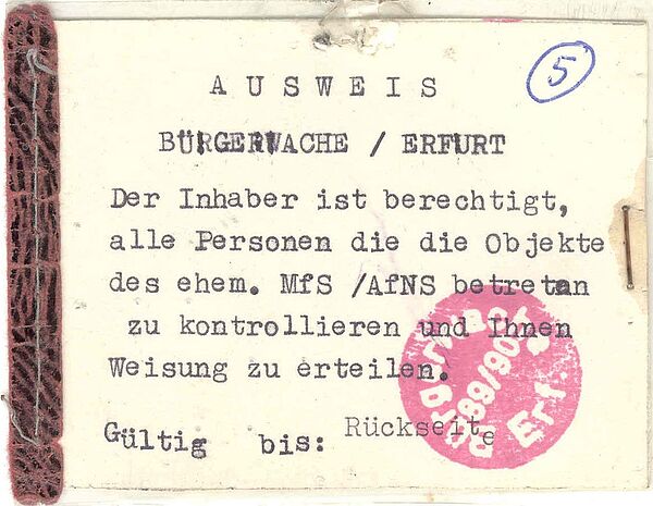 Gestempelter Zettel mit der Aufschrift "Ausweis Bürgerwache/ Erfurt. Der Inhaber ist berechtigt, alle Personen die die Objekte des ehem. MfS /AfNS betreten zu kontrollieren und ihnen Weisungen zu erteilen. Gültig bis: Rückseite".