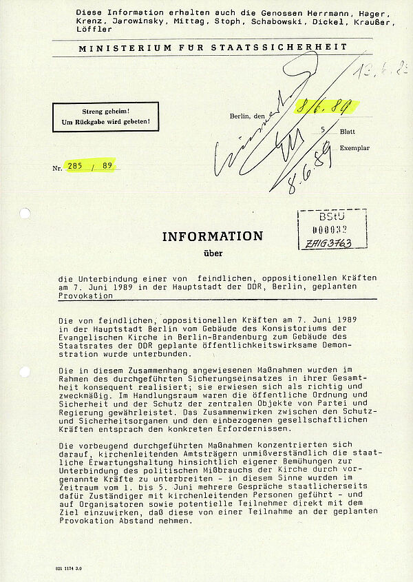 Abbildung eines von der Stasi herausgegebenen Informationblattes. Datum und Nummer sind mit Textmarker hervorgehoben, über dem Datum ist eine Unterschrift zu sehen.