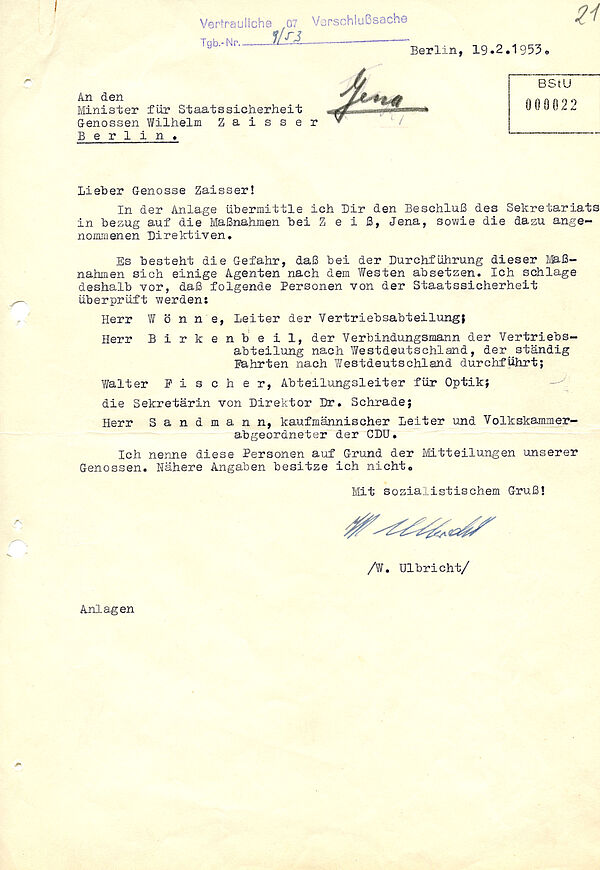 Die Abbildung zeigt einen mit Schreibmaschine verfassten Brief. Unterschrieben ist dieser handschriftlich von W. Ulbricht.