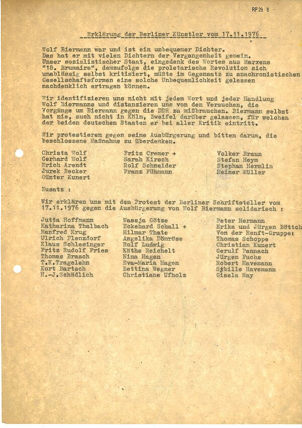 Mit "Erklärung der Berliner Künstler vom 17.11.1976" überschriebenes Textdokument. Nach zwei Absätzen Text folgen nebeneinander stehend zahlreiche Namen.