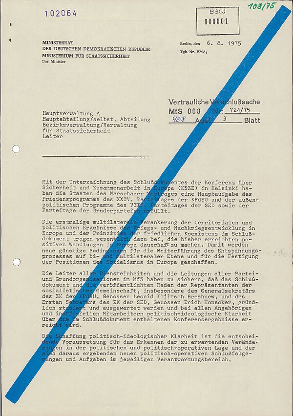 Textdokument, überschrieben vom Ministerrat der DDR, Ministerium für Staatssicherheit, addressiert an den Leiter Hauptverwaltung A. Von oben links bis unten rechts ist ein blauer Strich über das Dokument gedruckt.