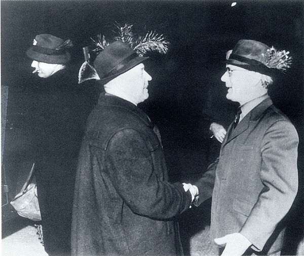 Milke und Honecker schütteln sich in Jagdkleidung fröhlich die Hand.