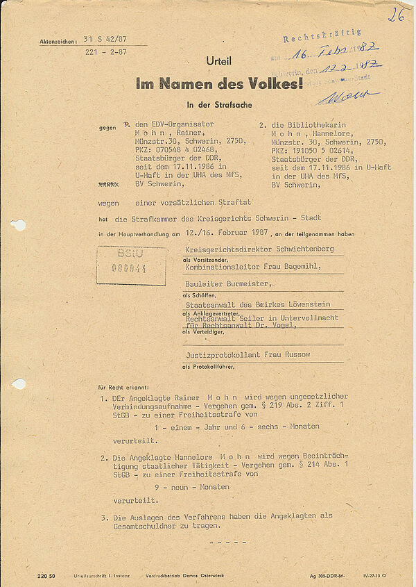 Das Bild zeigt ein Textdokument, überschrieben mit "Urteil Im Namen des Volkes" vom Kreisgericht Schwerin-Stadt.