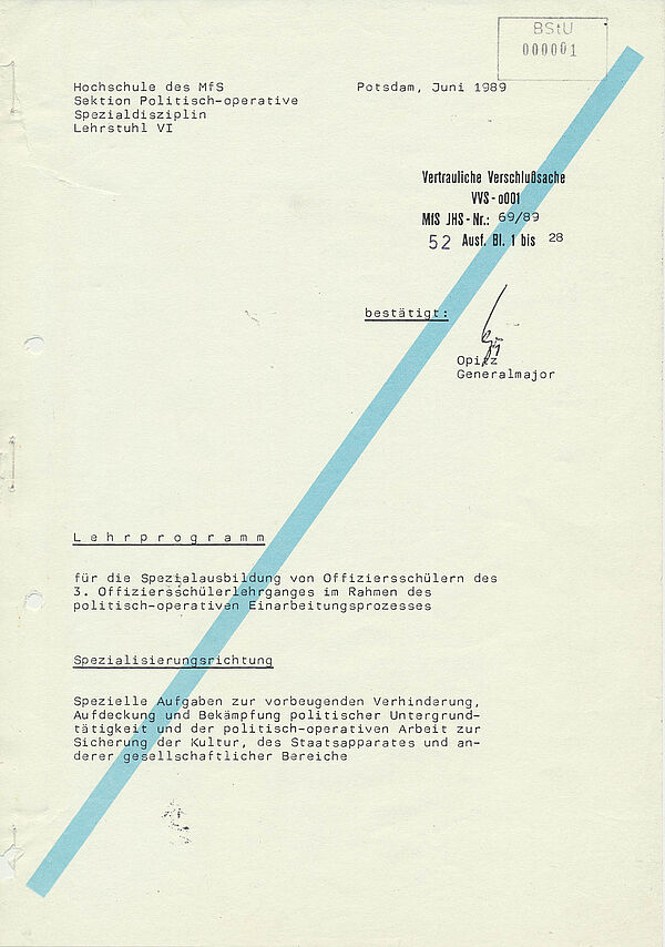 Das Blatt trägt den Briefkopf der Juristischen Hochschule der Stasi und die Unterschrift ihres Direktors, Willi Opitz.