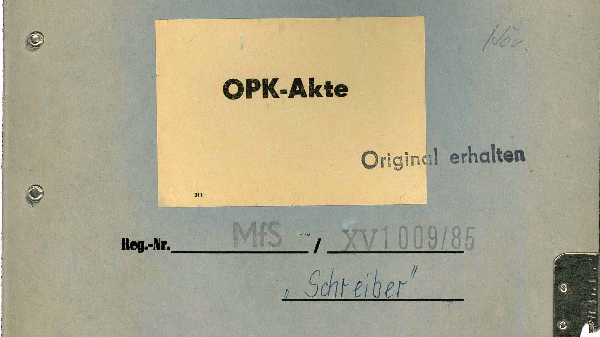 Abbildung eines Aktendeckels, auf einem Aufkleber steht "OPK-Akte", da drunter Registriernummer und andere archivarische Angaben.