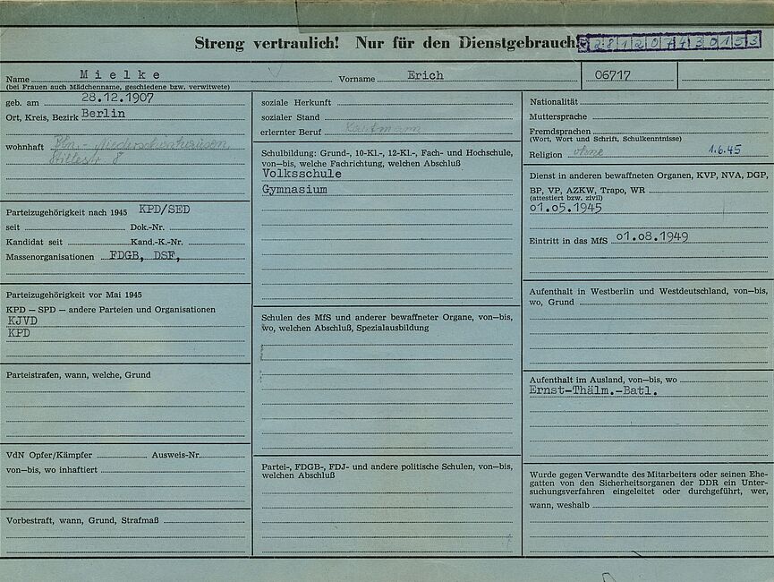 Karteikarte im Format DIN A4 quer mit persönlichen Angaben zu Erich Mielke.