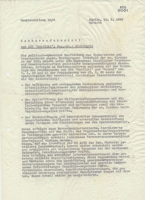 Der Bericht formuliert die Unterstütrzung von Basisgruppen durch Kirchenmitarbeiter als gegen das SED-Regime gerichtet, listet Maßnahmen der Stasi gegen Pfarrer und Gruppen auf und erklärt die Maßnahmen der Stasi als erfolgreich. Am Schluss werden zukünftige Maßnahmen aufgelistet. Seite 1