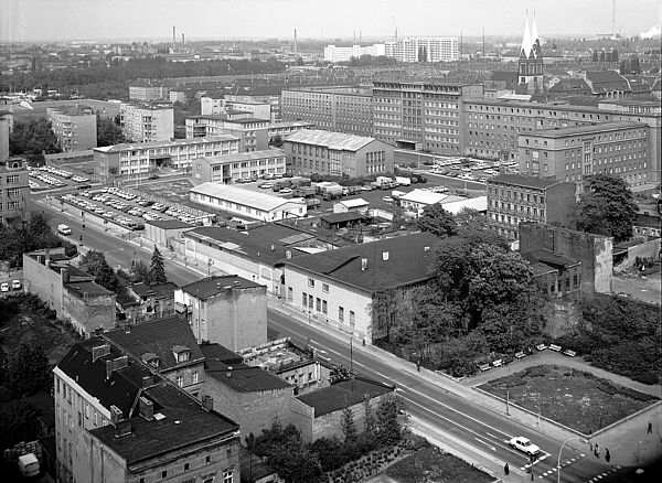 Luftaufnahme über eine Stadtlandschaft. Im Vorder- und Mittelgrund die Stasi-Zentrale.