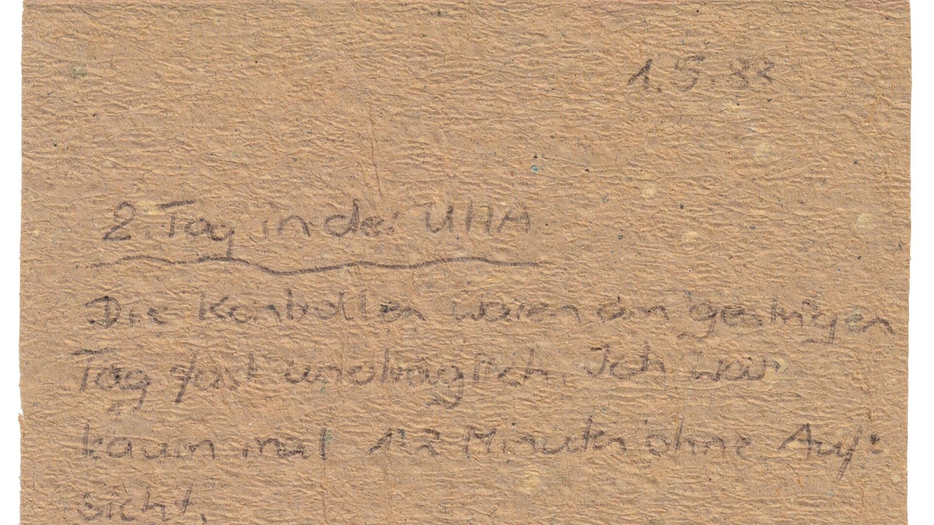 Ein handschriftlich mit Kugelschreiber beschriebenes Stück Toilettenpapier.