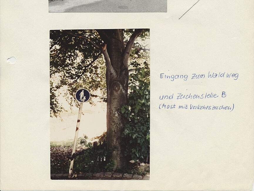 Blatt mit zwei Fotos des Zugangs zum Waldgebiet Lührmannwald in Essen.