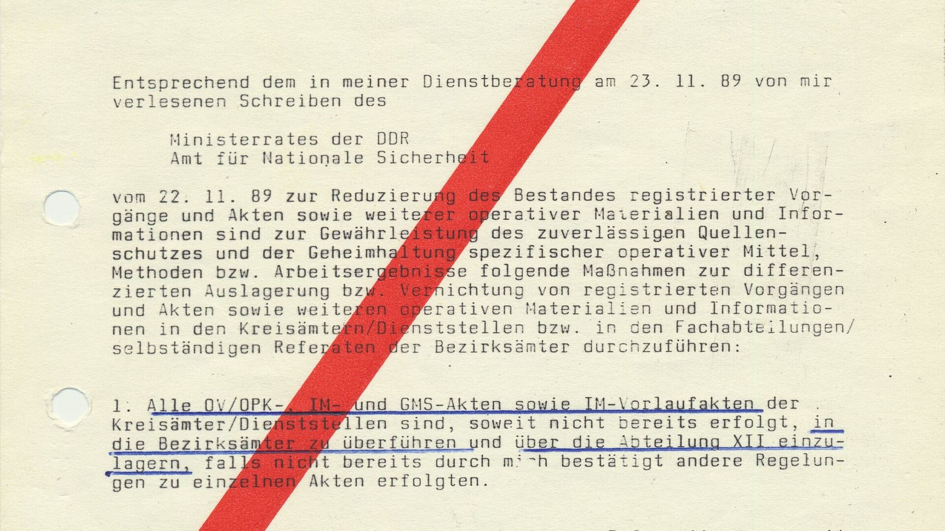 Maschinell beschriebener Zettel, auf dem von links unten nach rechts oben ein dicker roter Strich gedruckt ist. Absender ist der Leiter des Amts für Nationale Sicherheit, Bezirksamt Erfurt. 
