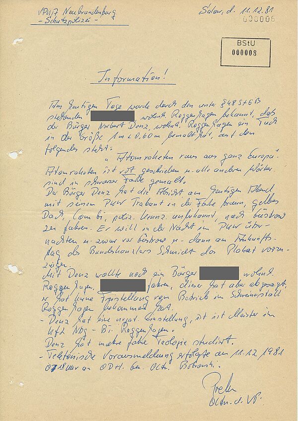 Das Dokument beschreibt den Plan von Norbert Denz, beim Besuch von Bundeskanzler Schmidt ein Transparent gegen Atomwaffen zu zeigen. Er wurde bei der Volkspolizei denunziert, die die Information an die Stasi weitergab.