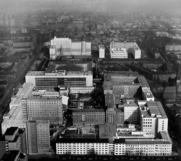 Blick über die Stasi-Zentrale und ihre Umgebung von Süd nach Nord. Die Stasi-Gebäude sind optisch hervorgehoben.