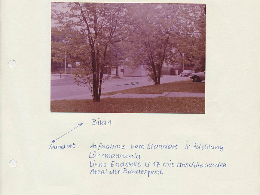 Blatt mit einem Foto des Zugangs zum Waldgebiet Lührmannwald in Essen von einer U-Bahn Endhaltestelle aus.