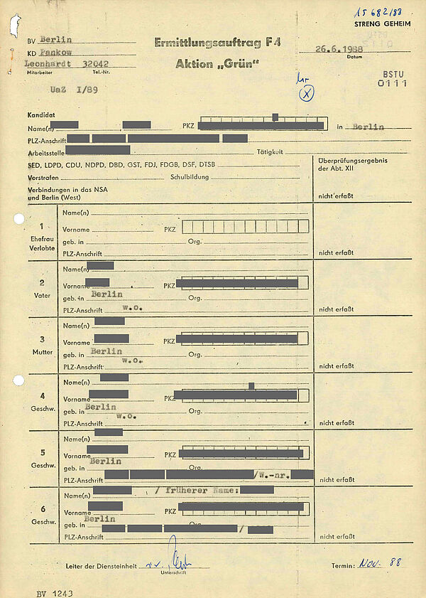Das Formular enthält Daten des Wehrpflichtigen und seiner Familie und ob die Person in den Karteien der Stasi erfassst ist. Seite 1