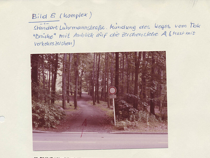 Blatt mit zwei Fotos des Zugangs zum Waldgebiet Lührmannwald in Essen von der Lührmannstraße aus. 