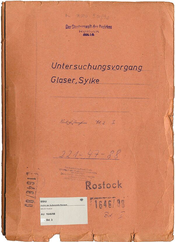 Orangefarbener Aktendeckel einer Akte der Staatsanwaltschaft des Bezirks Rostock, beschriftet mit der Aufschrift "Untersuchungsvorgang Glaser, Sylke".
