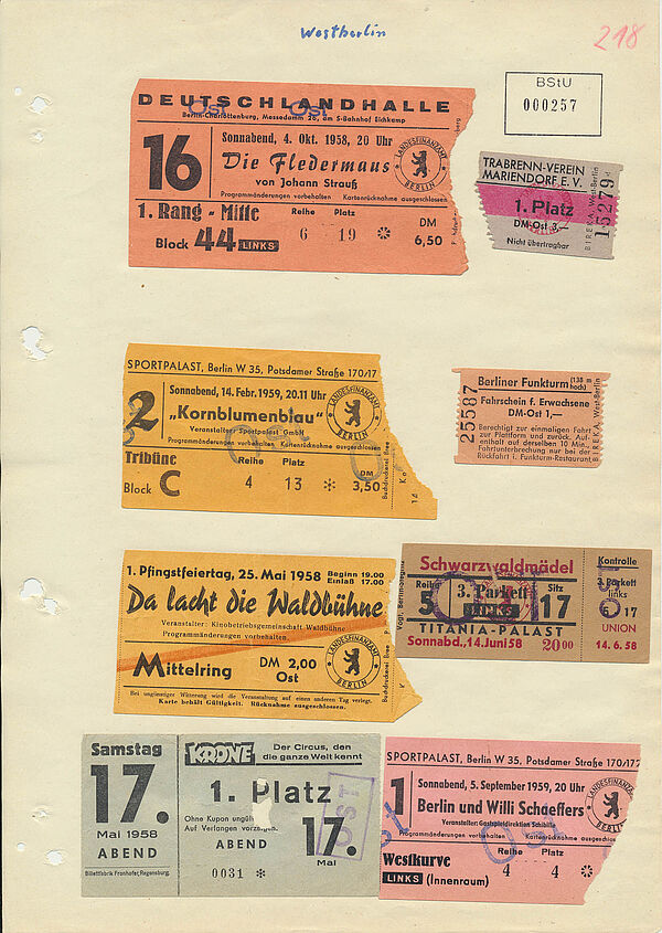 Verschiedene auf ein Blatt Papier aufgeklebte Eintrittskarten für Kinofilme, Konzerte etc.