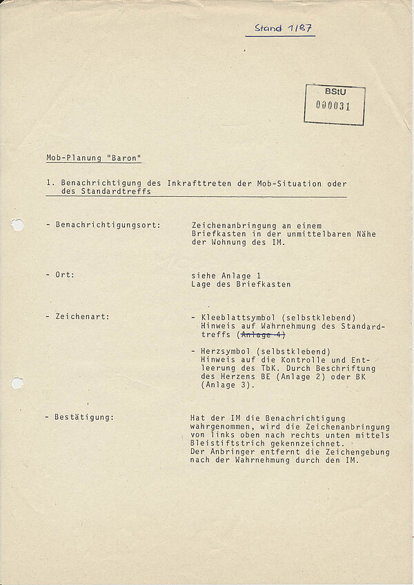 Die Instruktion legt fest, dass die Stasi in der Nähe des Wohnorts des IM Aufkleber an einem bestimmten Briefkasten anbringt. Mit einem Bleistiftstrich auf dem Aufkleber sollte der IM bestätigen, dass er die Nachricht wahrgenommen hat. Anschließend sollte die Stasi den Aufkleber wieder entfernen.