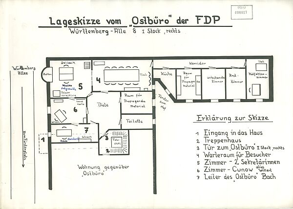 Grundrisszeichnung des "Ostbüros" der FDP mit Brüroräumen, Sitzungsraum, Küche, Lager- und Toilettenräumen. Von einem Treppenhaus mit Fahrstuhl gelangt Besucher zunächst in eine Diele.