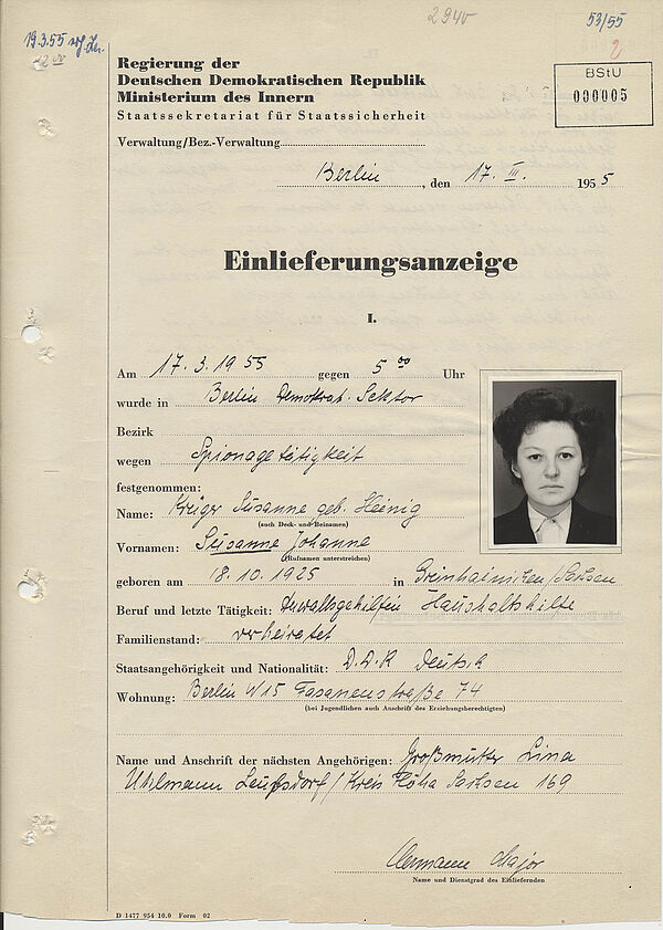 Neben spärlichen Angaben zu Krügers Festnahme enthält das Dokument auch ein Passfoto der Festgenommenen.