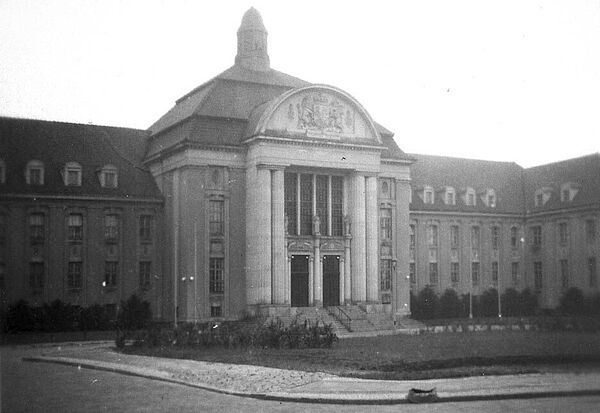 Blick über den Demmlerplatz auf das 1916 eröffnete Gebäude des Amtsgerichts, in dem die BV ihren Dienstsitz hatte.