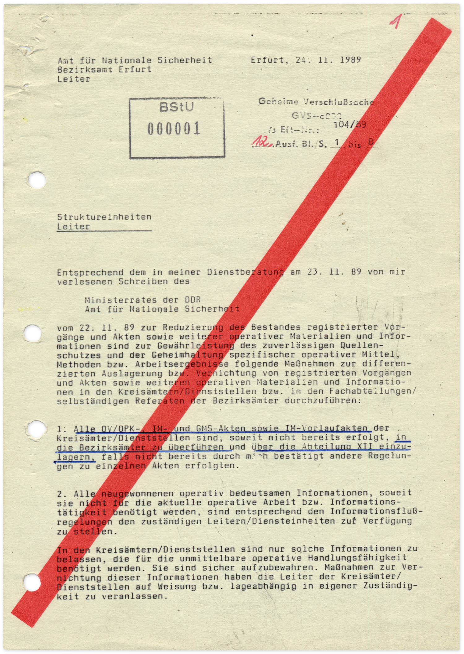 Maschinell beschriebener Zettel, auf dem von links unten nach rechts oben ein dicker roter Strich gedruckt ist. Absender ist der Leiter des Amts für Nationale Sicherheit, Bezirksamt Erfurt. 