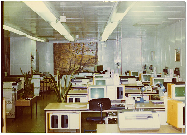 Blick in ein altes Großraumbüro mit Computerarbeitsplätzen.