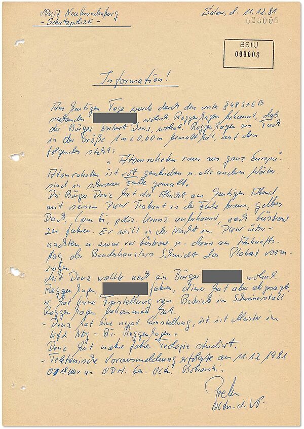 Das Dokument beschreibt den Plan von Norbert Denz, beim Besuch von Bundeskanzler Schmidt ein Transparent gegen Atomwaffen zu zeigen. Er wurde bei der Volkspolizei denunziert, die die Information an die Stasi weitergab.