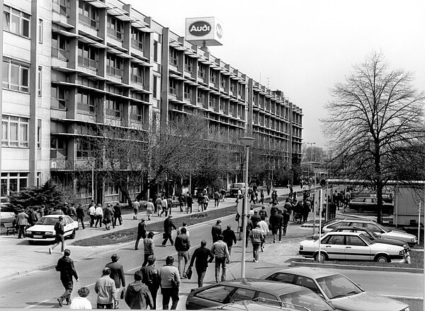 Verwaltungsgebäude des Audi-Werks in Ingolstadt, 1985 Blick auf ein Verwaltungsgebäude des Audi-Werks in Ingolstadt. Davor sind zahlreiche Arbeiter auf dem Weg zu ihrer Schicht im Audi-Werk zu sehen.