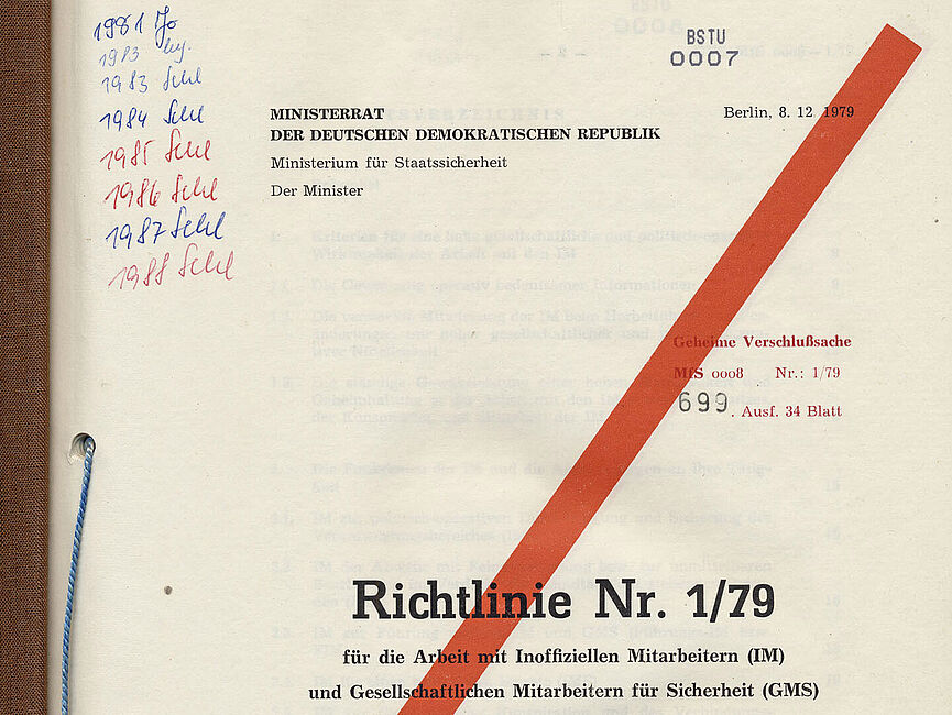 "Richtlinie 1/79 für die Arbeit mit Inoffiziellen Mitarbeitern (IM) und Gesellschaftlichen Mitarbeitern für Sicherheit (GMS)", 8. Dezember 1979 Deckblatt der Richtlinie 1/79, das durch einen roten Querbalken als Verschlusssache gekennzeichnet ist.